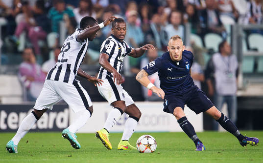 Juventus Kwadwo Asamoah och Patrice Evra utmanas av Malmö