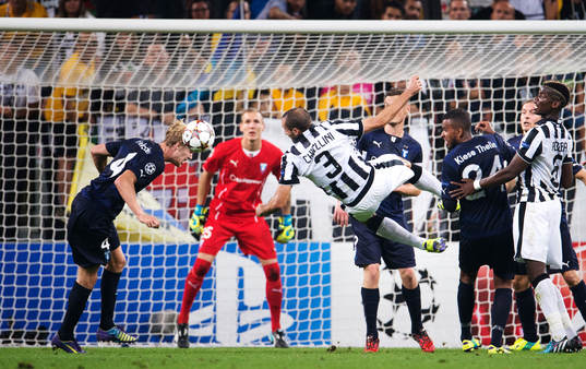 s Filip Helander nickar undan bollen när Juventus Giorgio