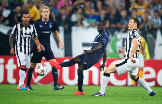 s Enock Kofi Adu passar bollen