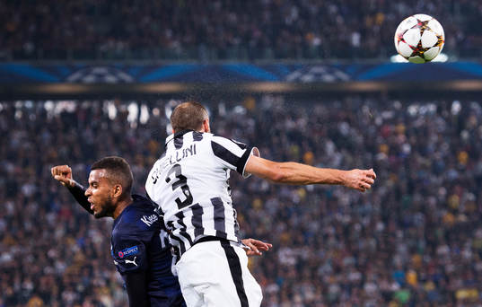 s Isaac Kiese Thelin förlorar en nickduell mot Juventus
