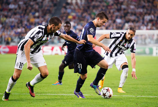 Juventus Leonardo Bonucci och Martin Caceres utmanas av