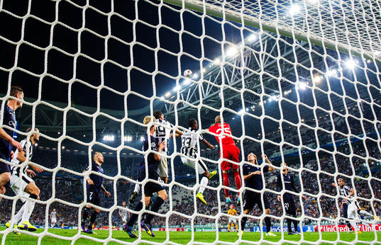 Juventus Leonardo Bonucci och Patrice Evra oroar framför