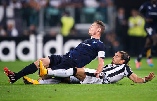 s Markus Rosenberg blir tacklad av Juventus Martin Caceres
