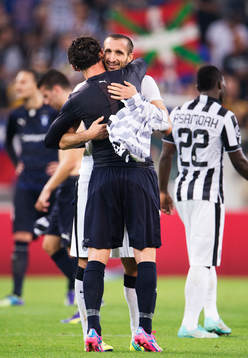 s Agon Mehmeti får en kram av Juventus Giorgio Chiellini