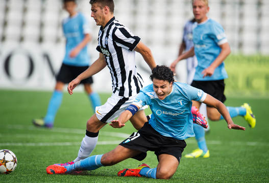s Deniz Hummet blir fälld av Juventus Yoan Severin