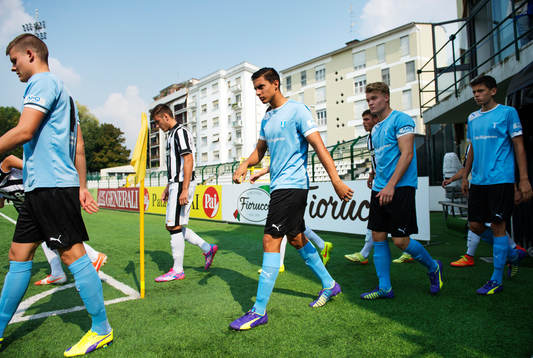 s spelare gör entré till fotbollsmatchen i UEFA Youth