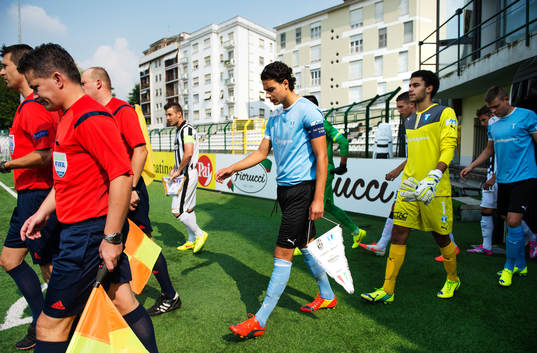 s Deniz Hummet gör entré till fotbollsmatchen i UEFA