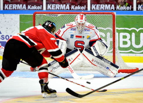 Malmö Redhawks Fredrik Storm och  Södertäljes målvakt