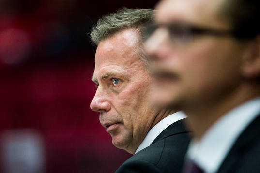 Malmö Redhawks tränare Mats Lusth och i förgrunden