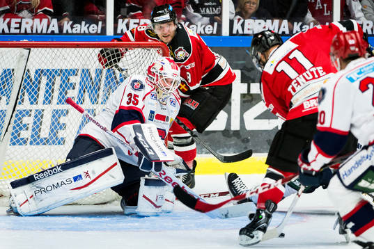 Malmö Redhawks Joey Tenute oroar framför Södertäljes
