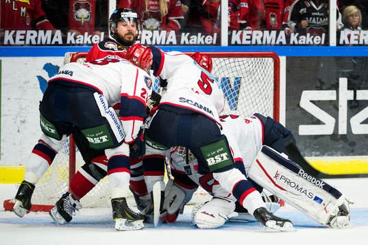 Malmö Redhawks Joey Tenute tas hårt av Södertäljes