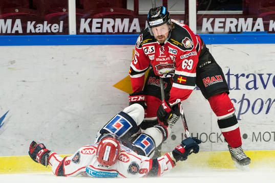 Södertäljes James Sixsmith och Malmö Redhawks Stefan Warg