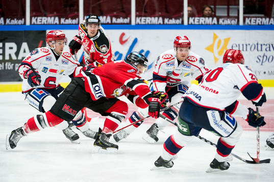 Malmö Redhawks Fredrik Storm omgiven av Södertäljes