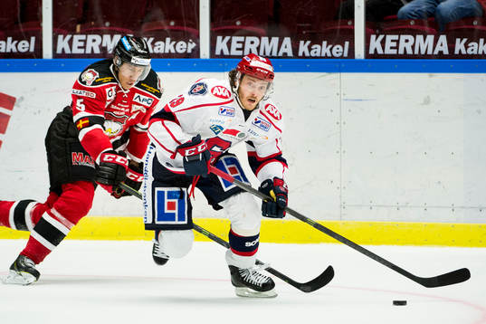 Södertäljes Erik Lindhagen jagas av Malmö Redhawks Jon