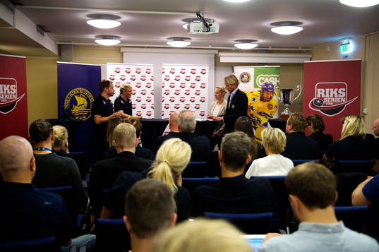 s tränare Stefan af Bjuhr och lagkapten Helene Martinsen