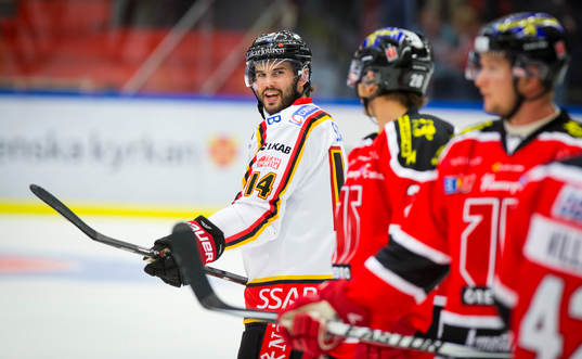Luleås Stephen Dixon pratar med Örebros Tim Wallace