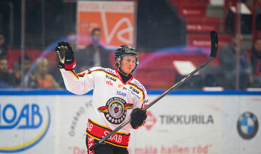 Luleås Lucas Wallmark räcker upp handen och ber om