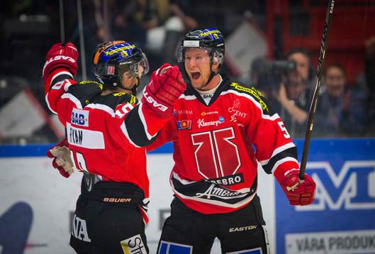 Örebros Johan Motin gör 1-1 och jublar med Derek Ryan