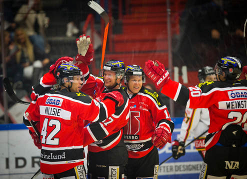 Örebros Johan Motin gör 1-1 och jublar med Brian Willsie