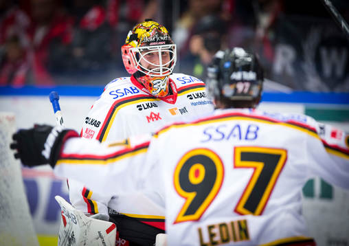 Luleås målvakt Joel Lassinantti jublar med Per Ledin