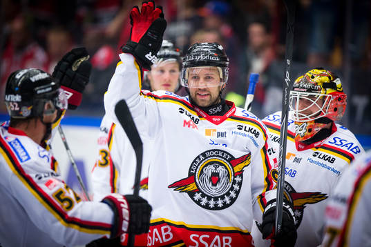 Luleås målvakt Joel Lassinantti jublar med Per Ledin