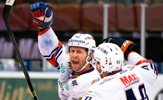 Växjös Tomi Kallio och Rhett Rakhshani jublar
