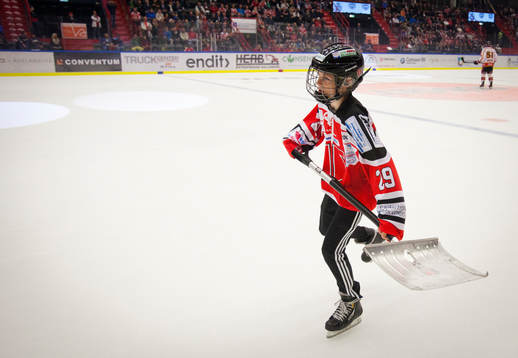 En junior skottar isen