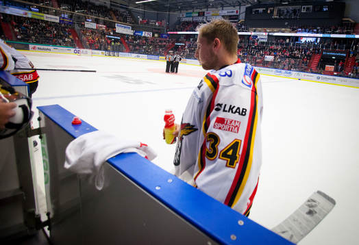 Luleås målvakt Joel Lassinantti dricker sportdryck