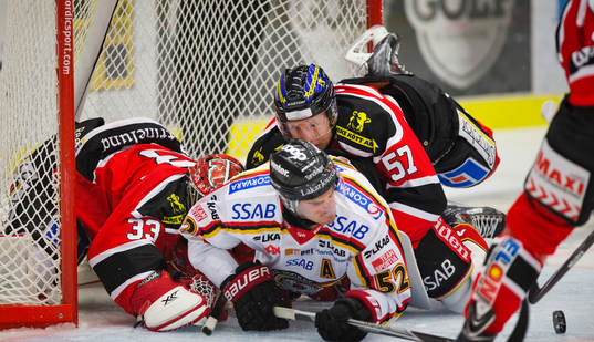Örebros målvakt Julius Hudacek och Johan Motin mot