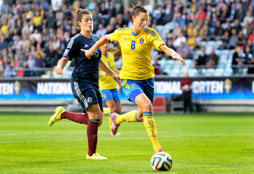 Sveriges Lotta Schelin jagas av Skottlands Jennifer Beattie