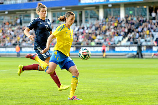 Sveriges Lotta Schelin jagas av Skottlands Jennifer Beattie