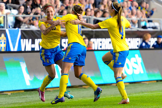 Sveriges Therese Sjögran firar med Lina Nilsson och