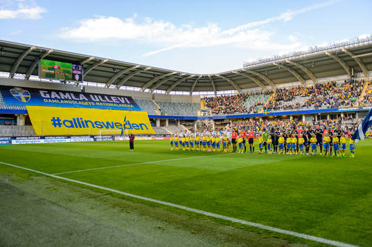 Lagen står uppställda vid lineup innan fotbollsmatchen i
