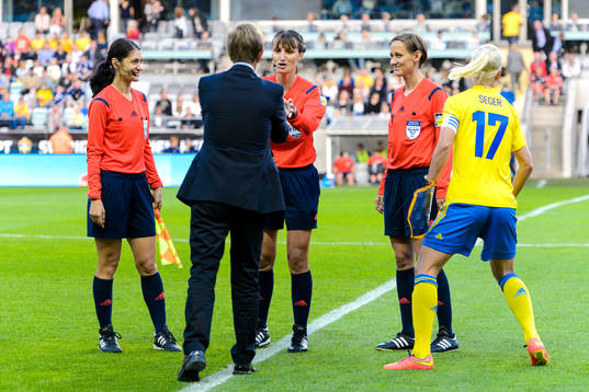 Matchbollen överlämnas till domare Teodora Albon från