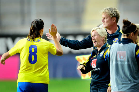 Sveriges Lotta Schelin firar 2-0 med assisterande