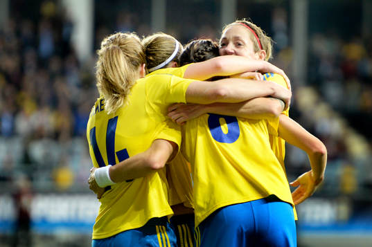 Sveriges Lotta Schelin kramas om av lagkamraterna med