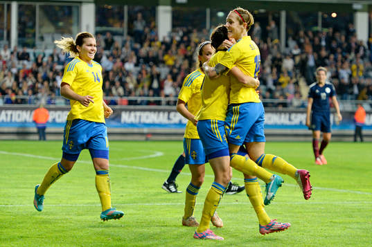 Sveriges Lotta Schelin kramas om av Therese Sjögran