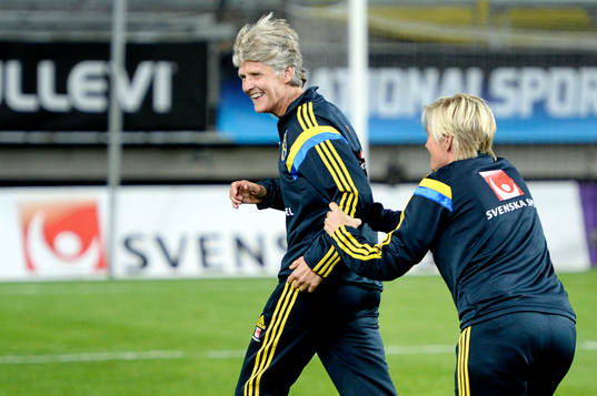 Sveriges förbundskapten Pia Sundhage och assisterande