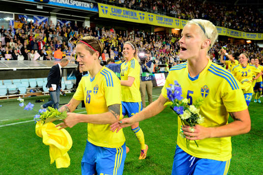 Sveriges Therese Sjögran och Nilla Fischer tackar publiken