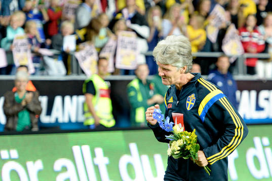Sveriges förbundskapten Pia Sundhage tackar publiken