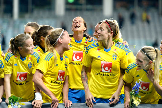 Sveriges Lotta Schelin (mitten) firar