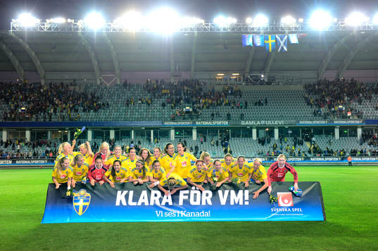 Sveriges spelare firar segern i fotbollsmatchen i damernas