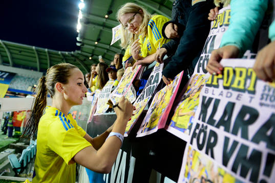 Sveriges Kosovare Asllani skriver autografer