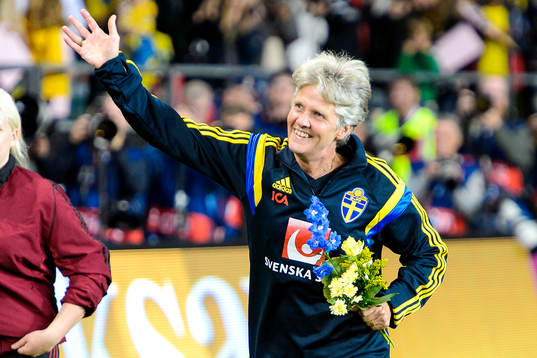 Sveriges förbundskapten Pia Sundhage tackar publiken