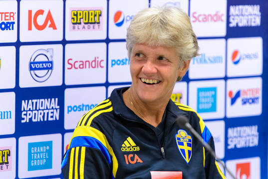Sveriges förbundskapten Pia Sundhage på en presskonferens