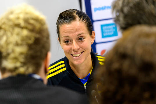 Sveriges Lotta Schelin på en presskonferens
