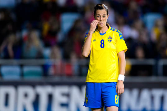 Sveriges Lotta Schelin klias sig i ansiktet