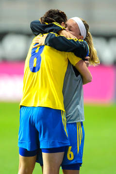 Sveriges Lotta Schelin kramar om Sveriges Sara Thunebro
