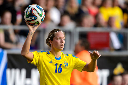 Sveriges Lina Nilsson gör sig redo att kasta ett inkast