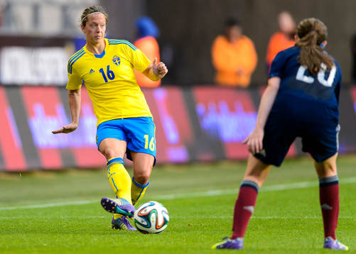 Sveriges Lina Nilsson passar bollen